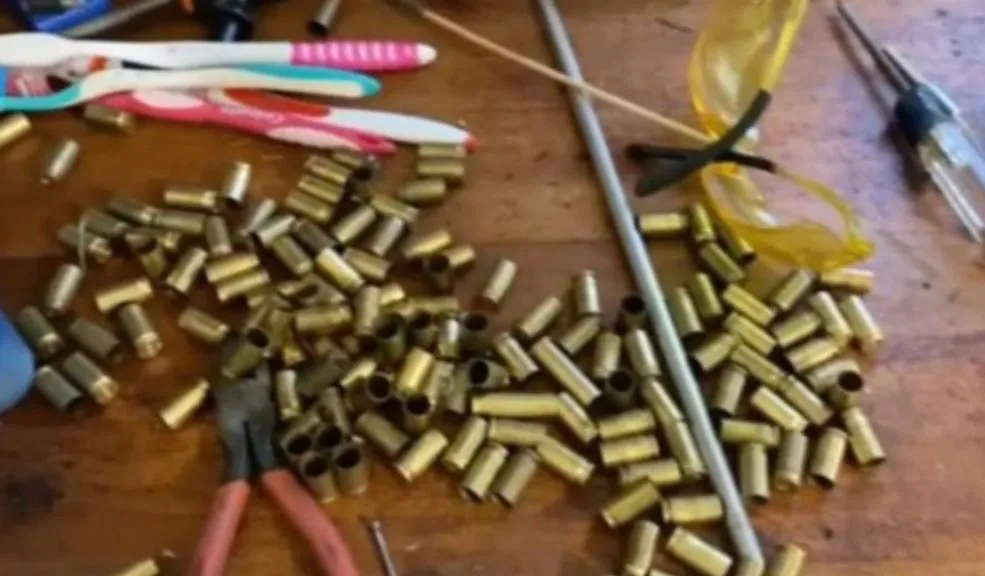 En Mazuren desmantelan taller clandestino con explosivos y partes de fusil 1 En Mazuren desmantelan taller clandestino con explosivos y partes de fusil Una alerta de EE. UU. permitió a las autoridades colombianas descubrir un taller ilegal de munición oculto en Mazurén, donde se halló un arsenal en pleno edificio residencial.