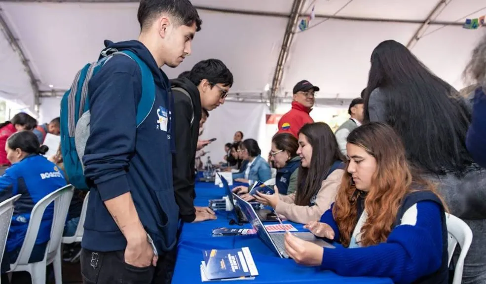 En Santa Fe y Kennedy habrá 212 vacantes en dos ferias de empleo para este 11 de diciembre 1 En Santa Fe y Kennedy habrá 212 vacantes en dos ferias de empleo para este 11 de diciembre Bogotá ofrecerá este 11 de diciembre 212 vacantes en dos ferias de empleo en Santa Fe y Kennedy. Los asistentes podrán llevar su hoja de vida y aplicar directamente con las empresas.