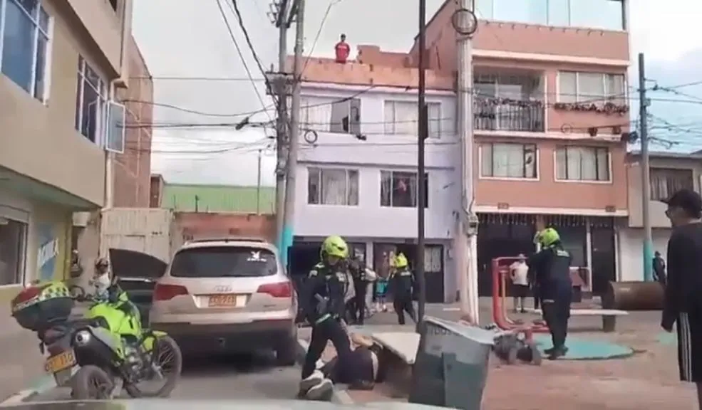 En Soacha: 5 capturados por robo de camioneta de alta gama en Tocaima Gracias a una alerta a la línea 123, la Policía logró recuperar una camioneta robada y capturar a cinco personas en Soacha.