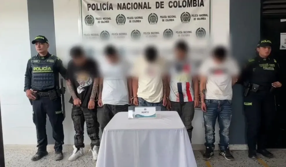 En Soacha: 5 capturados por robo de camioneta de alta gama en Tocaima Gracias a una alerta a la línea 123, la Policía logró recuperar una camioneta robada y capturar a cinco personas en Soacha.