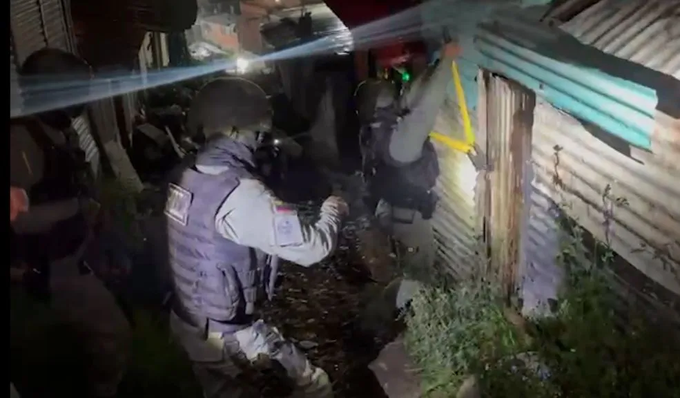 En Soacha: Fuerte golpe a banda 'Los Paisas', que operaban en Cazucá La Fiscalía capturó a ocho adultos y un menor de edad que integrarían la banda ‘Los Paisas’, señalados de una ola de homicidios en Soacha, en un golpe que busca frenar su control violento del narcomenudeo en Cazucá.
