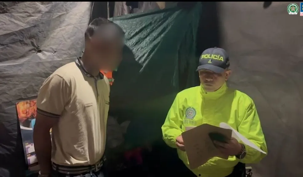 En Soacha: Fuerte golpe a banda 'Los Paisas', que operaban en Cazucá La Fiscalía capturó a ocho adultos y un menor de edad que integrarían la banda ‘Los Paisas’, señalados de una ola de homicidios en Soacha, en un golpe que busca frenar su control violento del narcomenudeo en Cazucá.