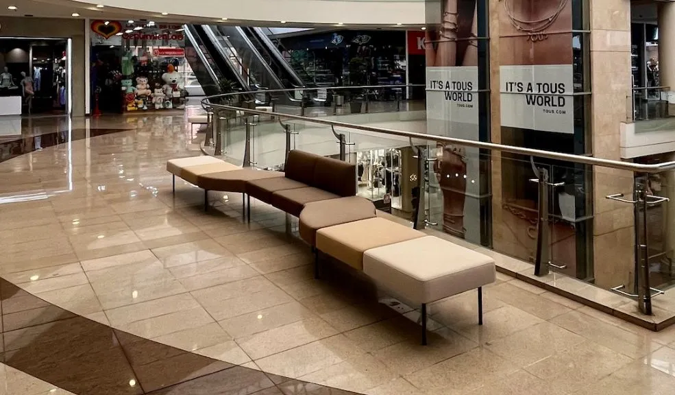 En Suba: una mujer murió dentro del centro comercial Santafé Hace pocos minutos se reportó el fallecimiento de una mujer al interior del Centro Comercial Santafé, en la localidad de Suba.