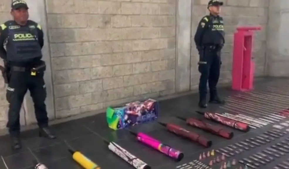En TransMilenio: Policía incautó 1.440 unidades de pólvora en estaciones La Policía Metropolitana de Bogotá incautó 1.440 unidades de pólvora que eran transportadas y comercializadas ilegalmente dentro del sistema TransMilenio.
