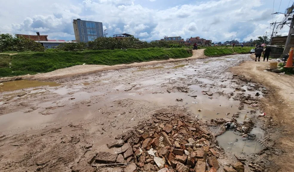 En Villa Celina no se aguantan más el barrial Los residentes de los barrios aledaños al río Tunjuelito (Villa Celina, Villa Esmeralda, Villa Gaby, El Triunfo), por la avenida que conecta el barrio San Bernardino con San José, dicen que ya no soportan más el pésimo estado de la vía: es puro polvo cuando hace sol y un barrial imposible de cruzar cada vez que llueve.
