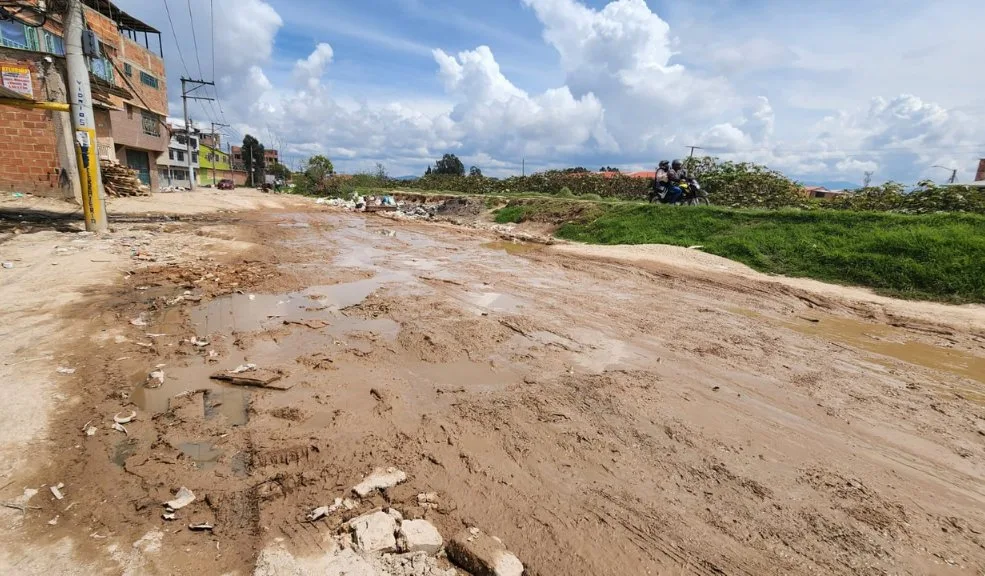 En Villa Celina no se aguantan más el barrial Los residentes de los barrios aledaños al río Tunjuelito (Villa Celina, Villa Esmeralda, Villa Gaby, El Triunfo), por la avenida que conecta el barrio San Bernardino con San José, dicen que ya no soportan más el pésimo estado de la vía: es puro polvo cuando hace sol y un barrial imposible de cruzar cada vez que llueve.