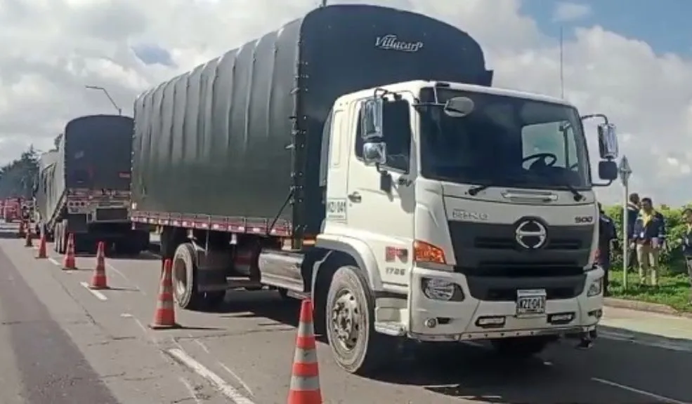 En la Autopista Norte: tractomula con 32 toneladas de explosivos se partió en dos Una tractomula cargada con 32 toneladas de explosivos de Indumil ocasiono un caos vial al partirse en dos en la Autopista Norte