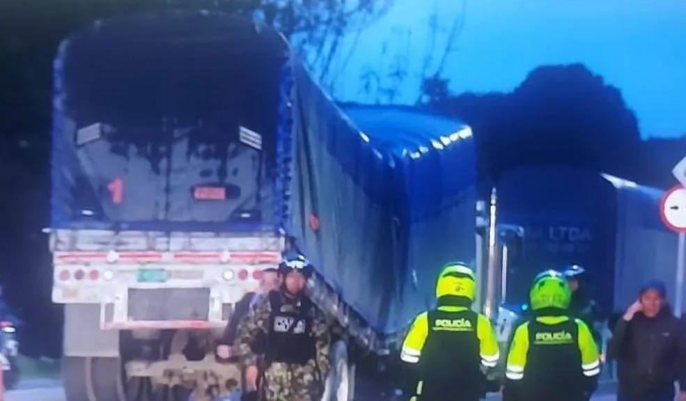 En la Autopista Norte: tractomula con 32 toneladas de explosivos se partió en dos Una tractomula cargada con 32 toneladas de explosivos de Indumil ocasiono un caos vial al partirse en dos en la Autopista Norte