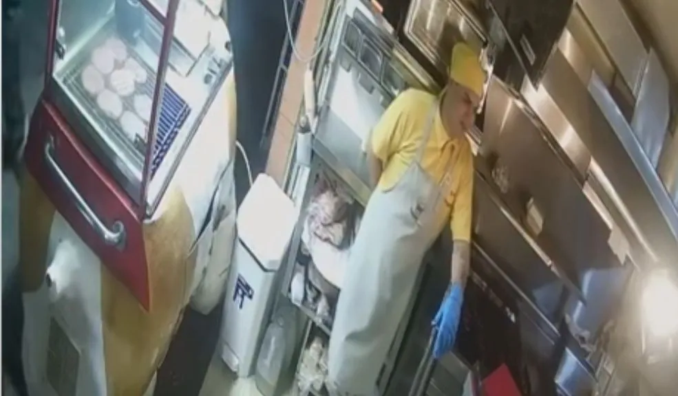 En video: así fue como robaron un local de comidas en Antonio Nariño La tranquilidad de la noche del martes 30 de diciembre se vio interrumpida en el barrio La Fragua, donde un establecimiento de comidas rápidas fue blanco de una incursión delictiva.