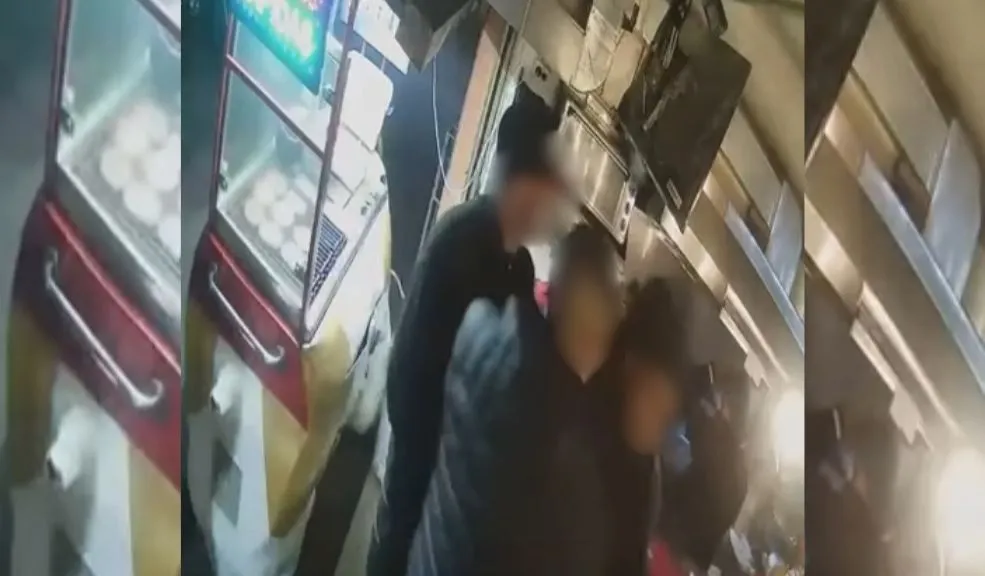 En video: así fue como robaron un local de comidas en Antonio Nariño La tranquilidad de la noche del martes 30 de diciembre se vio interrumpida en el barrio La Fragua, donde un establecimiento de comidas rápidas fue blanco de una incursión delictiva.