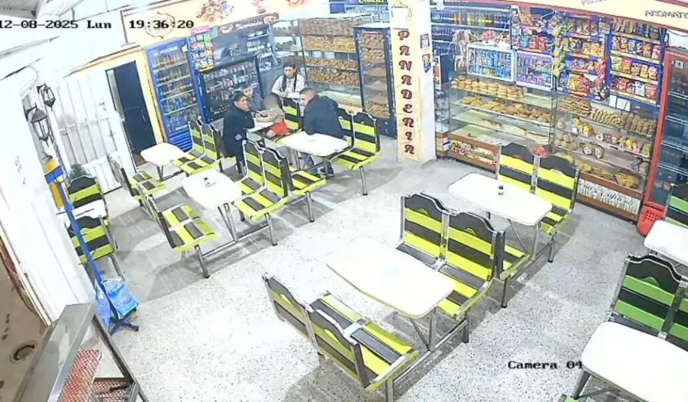 En video: discusión dentro de una panadería acabó en homicidio En video quedó captado el momento en el que un hombre fue asesinado a tiros dentro de un establecimiento comercial de Chocontá.