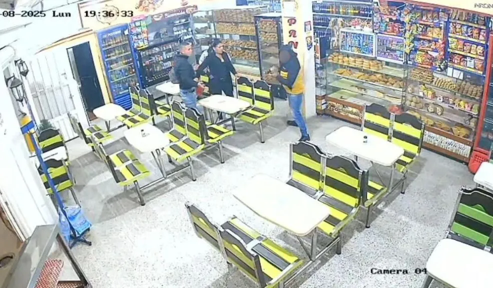 En video: discusión dentro de una panadería acabó en homicidio En video quedó captado el momento en el que un hombre fue asesinado a tiros dentro de un establecimiento comercial de Chocontá.