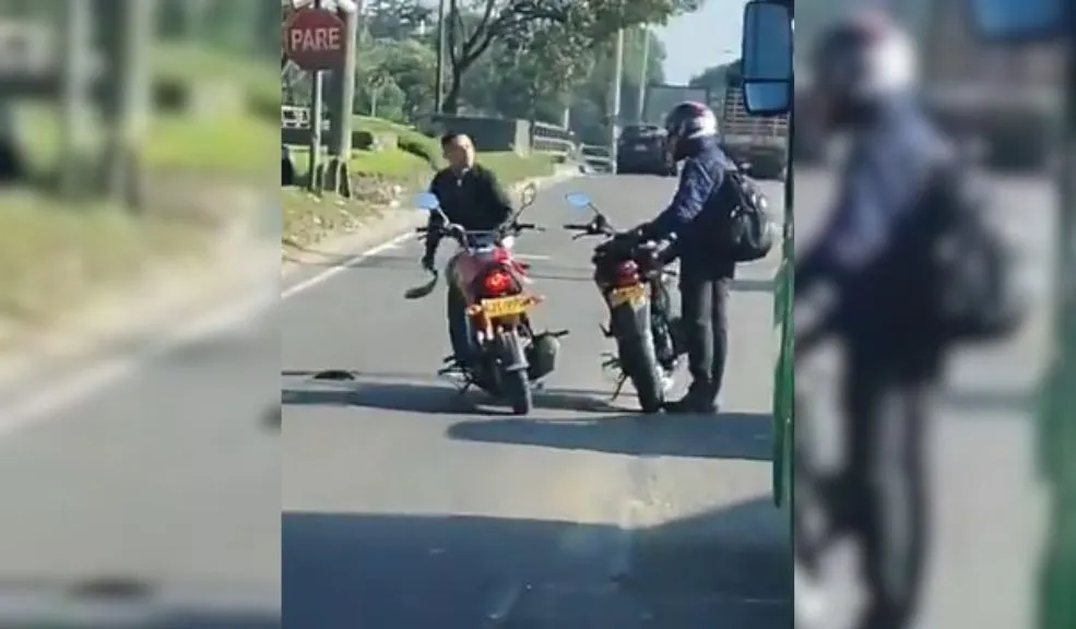 En video: dos motociclistas se fueron a los golpes en un hecho de intolerancia 1 En video: dos motociclistas se fueron a los golpes en un hecho de intolerancia Un nuevo caso de intolerancia vial se registró en Fontibón, donde dos motociclistas protagonizaron una violenta disputa que interrumpió el tráfico.