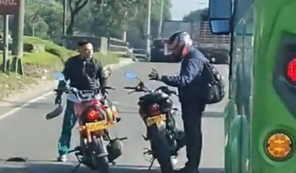 En video: dos motociclistas se fueron a los golpes en un hecho de intolerancia 2 En video: dos motociclistas se fueron a los golpes en un hecho de intolerancia Un nuevo caso de intolerancia vial se registró en Fontibón, donde dos motociclistas protagonizaron una violenta disputa que interrumpió el tráfico.