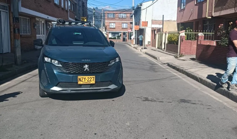 En video: mujer fue arrollada por intolerancia vial Un grave incidente de intolerancia vial en el municipio de Chía ha dejado a una mujer de 47 años, identificada como Julieth Andrea Sánchez, bajo cuidados médicos intensivos tras ser embestida intencionalmente por otro conductor.