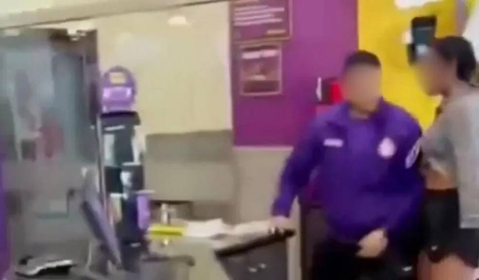 En video: mujer le dio una golpiza a empleado dentro de un gimnasio 1 En video: mujer le dio una golpiza a empleado dentro de un gimnasio Las instalaciones de un gimnasio en Miami, Estados Unidos, se volvieron un ring de boxeo luego que una usuaria agrediera físicamente a un trabajador del establecimiento.