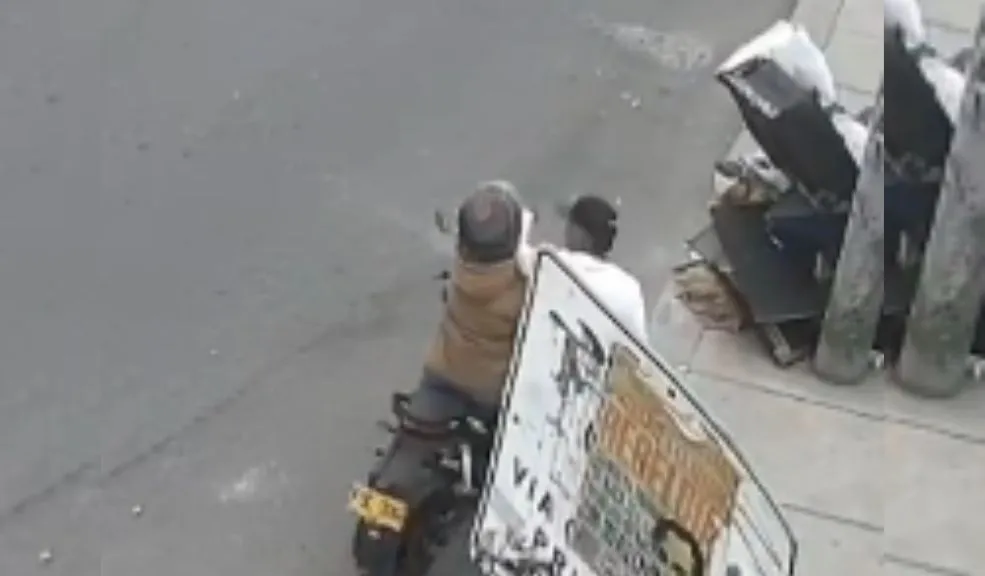 Mujer se enfrenta con ladrón para que no le roben la moto en Bosa. Hay video 1 Mujer se enfrenta con ladrón para que no le roben la moto en Bosa. Hay video Una cámara ubicada en una calle del barrio Piamonte de Bosa grabó el momento en que una mujer se enfrenta con un ladrón para evitar que le roben su moto. El delincuente escapó y es buscado.