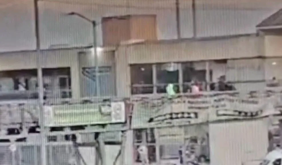 En video: policía evitó que una mujer se lanzara de un puente peatonal 1 En video policía evitó que una mujer se lanzara de un puente peatonal