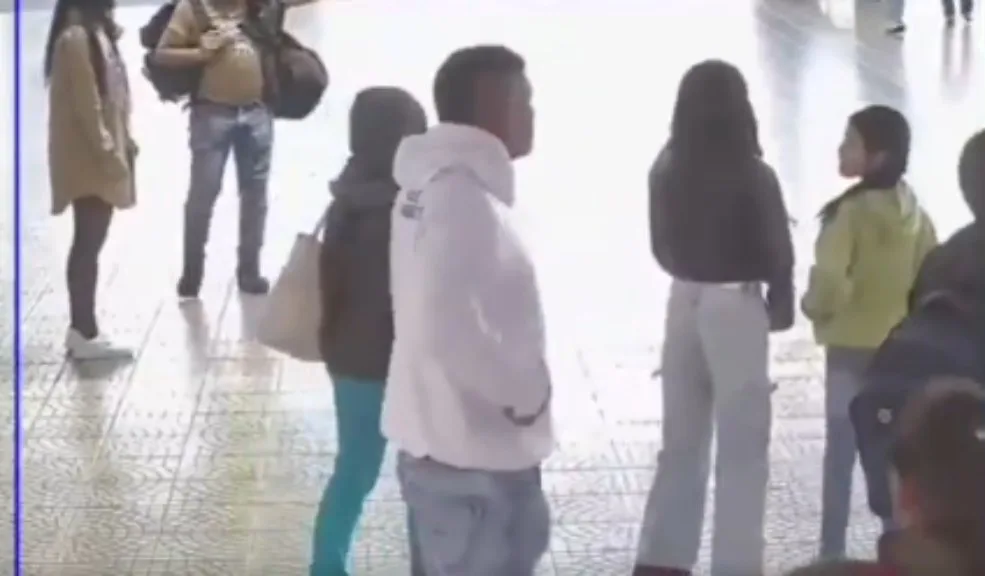 En video: policía evitó que una mujer se lanzara de un puente peatonal 2 En video policía evitó que una mujer se lanzara de un puente peatonal