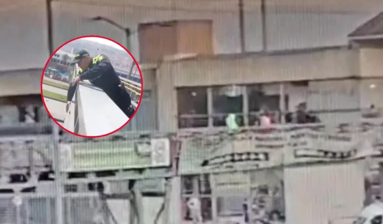 En video policía evitó que una mujer se lanzara de un puente peatonal