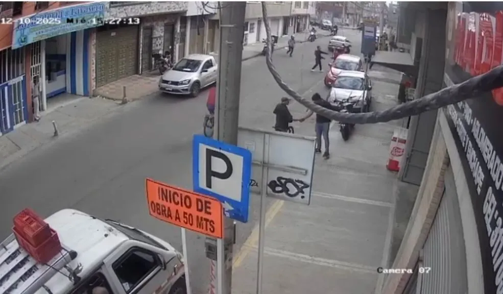 En video quedó grabado fleteo en Engativá. El hecho terminó en balacera Cuatro fleteros desataron el terror en Engativá, persiguiendo a un ciudadano que acababa de retirar una millonada. Lo golpearon sin piedad, le robaron la gruesa suma y, en una huida de película, dispararon dos veces. El hecho quedó grabado en video.