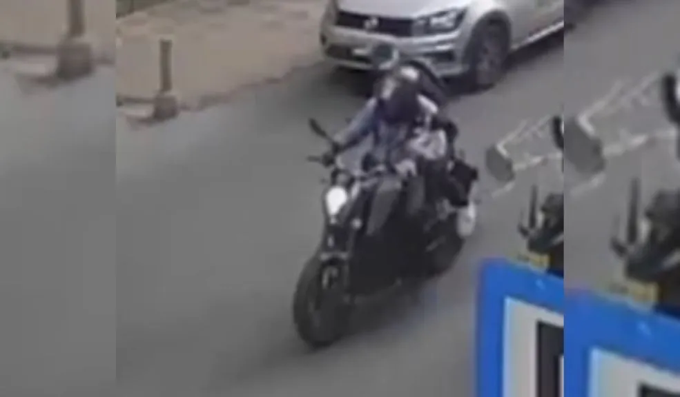 En video quedó grabado fleteo en Engativá. El hecho terminó en balacera Cuatro fleteros desataron el terror en Engativá, persiguiendo a un ciudadano que acababa de retirar una millonada. Lo golpearon sin piedad, le robaron la gruesa suma y, en una huida de película, dispararon dos veces. El hecho quedó grabado en video.