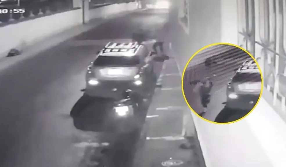 En video quedó registrado el asesinato de un hombre frente a su casa en El Rosal 1 En video quedó registrado el asesinato de un hombre frente a su casa en El Rosal A sangre fría y frente a su propio hogar, dos sicarios acabaron con la vida de un vecino en el barrio El Nogal, de El Rosal. Un video de seguridad muestra el aterrador momento.