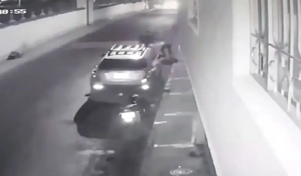 En video quedó registrado el asesinato de un hombre frente a su casa en El Rosal A sangre fría y frente a su propio hogar, dos sicarios acabaron con la vida de un vecino en el barrio El Nogal, de El Rosal. Un video de seguridad muestra el aterrador momento.