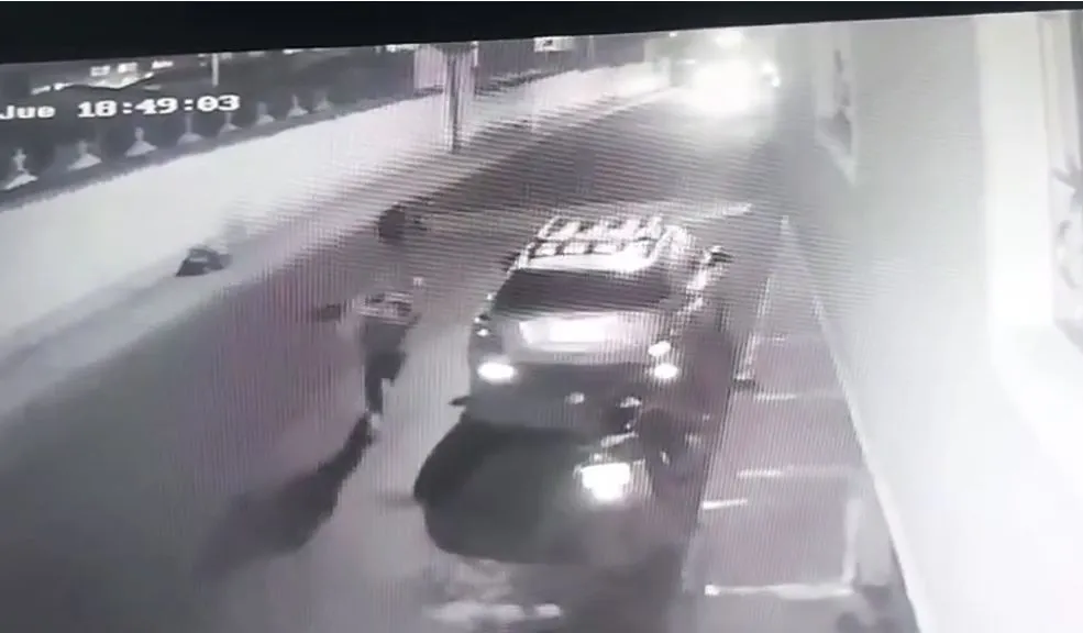 En video quedó registrado el asesinato de un hombre frente a su casa en El Rosal A sangre fría y frente a su propio hogar, dos sicarios acabaron con la vida de un vecino en el barrio El Nogal, de El Rosal. Un video de seguridad muestra el aterrador momento.