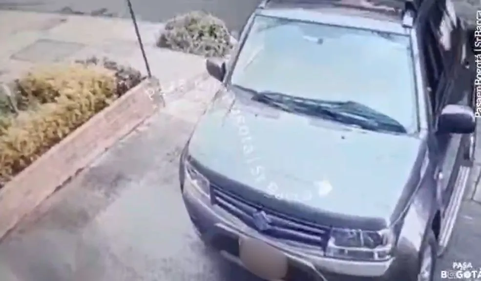 En video quedó registrado violento caso de fleteo en Usaquén Un nuevo caso de fleteo se suma a la creciente ola de inseguridad en la capital. En esta oportunidad, tres sujetos abordaron indiscriminadamente a una mujer y a un hombre que estaban a punto de ingresar en su vehículo a un conjunto residencial ubicado en Usaquén.