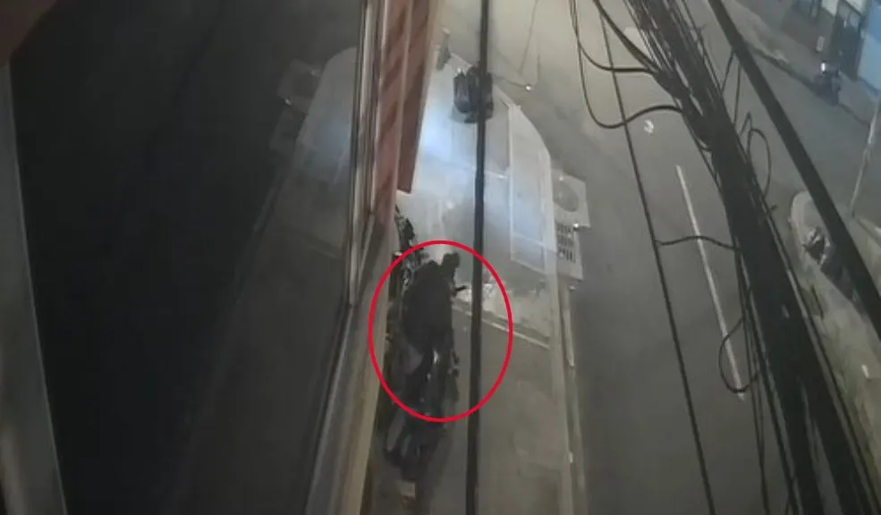 ¡Ni el cronómetro les ganó! Robaron en 30 segundos una moto en Barrios Unidos Una cámara de seguridad, ubicada en el barrio Santa Sofía de Barrios Unidos, grabó cómo un grupo de delincuentes, en menos de 30 segundos, robaron una moto parqueada.