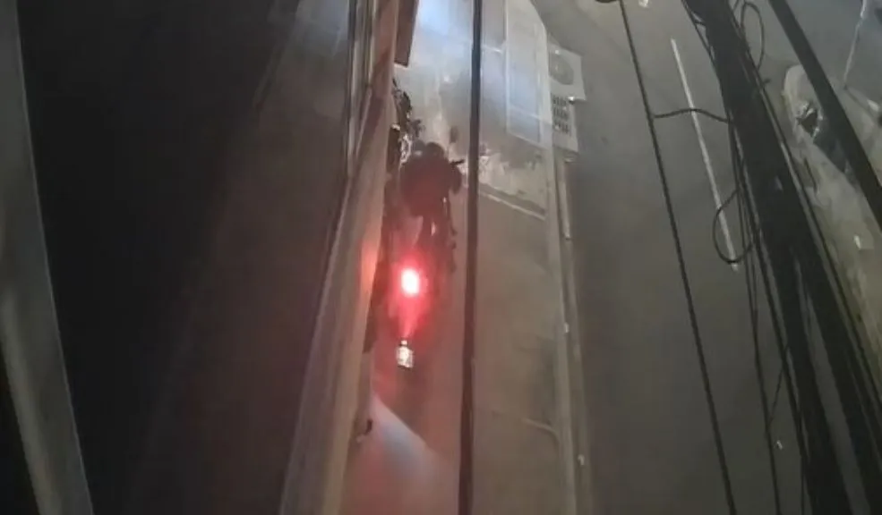 ¡Ni el cronómetro les ganó! Robaron en 30 segundos una moto en Barrios Unidos 1 ¡Ni el cronómetro les ganó! Robaron en 30 segundos una moto en Barrios Unidos Una cámara de seguridad, ubicada en el barrio Santa Sofía de Barrios Unidos, grabó cómo un grupo de delincuentes, en menos de 30 segundos, robaron una moto parqueada.