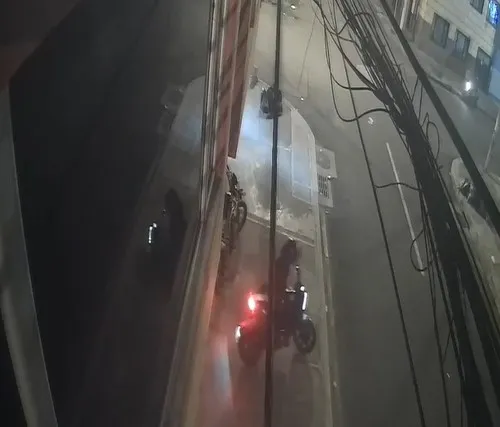 ¡Ni el cronómetro les ganó! Robaron en 30 segundos una moto en Barrios Unidos 2 ¡Ni el cronómetro les ganó! Robaron en 30 segundos una moto en Barrios Unidos Una cámara de seguridad, ubicada en el barrio Santa Sofía de Barrios Unidos, grabó cómo un grupo de delincuentes, en menos de 30 segundos, robaron una moto parqueada.