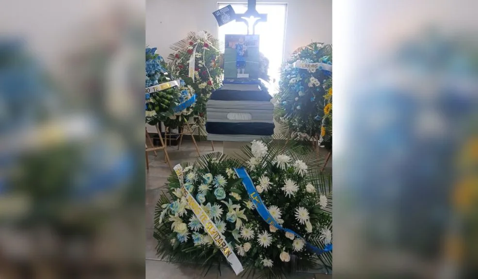 Engativá: Óscar soñaba con una fundación que sanara desde el fútbol La muerte de Óscar Eduardo Cuesta Cortázar, un bogotano de 32 años, abrió una herida profunda entre sus familiares, amigos y allegados, pero también dejó sembrado un propósito: hacer realidad el sueño que tenía de crear una fundación para apoyar la salud mental de niños y jóvenes a través del fútbol. Óscar fue hallado sin vida en su vivienda del barrio Villaluz, el pasado 26 de diciembre.