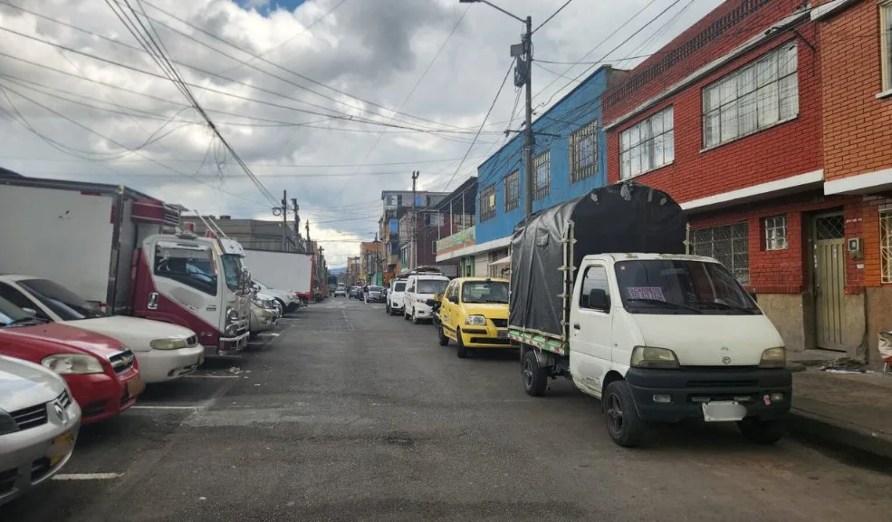Engativá: a tiros acabaron con la vida de Jimmy Aléxander Jimmy Aléxander Velásquez, un hombre de aproximadamente 40 años, fue asesinado a tiros en el barrio Las Ferias, en Engativá, luego de ser atacado de forma directa por dos hombres en moto mientras se encontraba en plena vía pública.