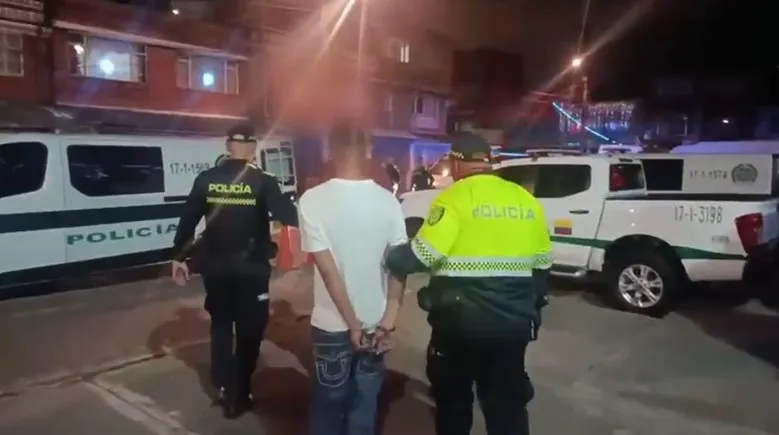 Engativá: le fregaron la vuelta a ladrones que iban a robar dos camionetas 1 Engativá: le fregaron la vuelta a ladrones que iban a robar dos camionetas En la localidad de Engativá fueron capturados tres sujetos, uno de ellos menor de edad, por el presunto robo de dos camionetas. Además, en medio del operativo, las autoridades lograron recuperar el vehículo en el que se movilizaban, el cual estaba reportado por hurto.