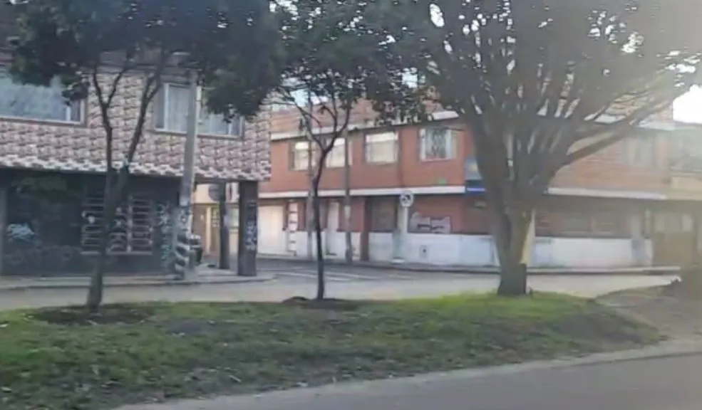 En Usme: camión se volcó en calle del barrio Alfonso López Un grave accidente se registró este viernes en el barrio Alfonso López de la localidad de Usme. Un camión que, al parecer, transportaba carga, se volcó en plena vía.