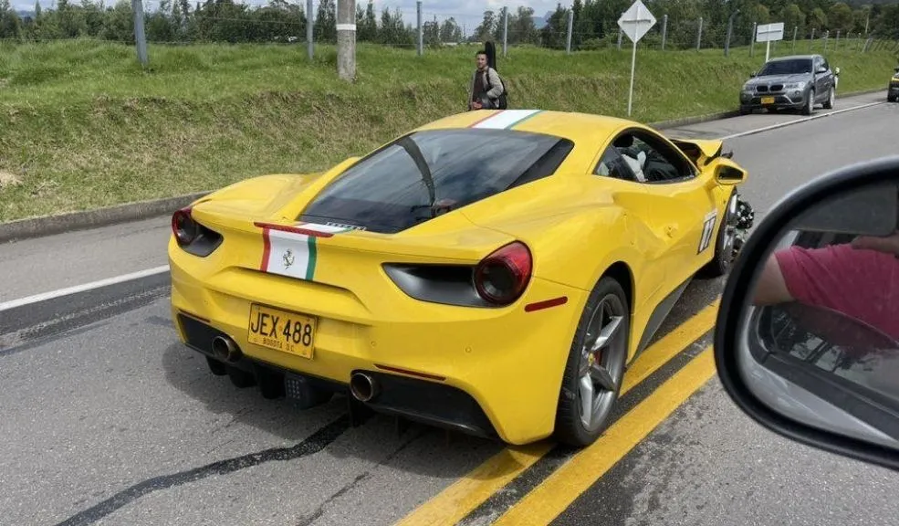 Esta es la identidad del dueño del Ferrari que se accidentó con un motociclista en La Calera 1 Esta es la identidad del dueño del Ferrari que se accidentó con un motociclista en La Calera Hay un nuevo detalle del fatal accidente vial ocurrido el pasado jueves 4 de diciembre en el corredor que conecta La Calera con Sopó: la identidad del propietario del vehículo involucrado.