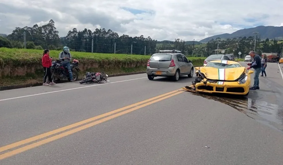 Esta es la identidad del dueño del Ferrari que se accidentó con un motociclista en La Calera 2 Esta es la identidad del dueño del Ferrari que se accidentó con un motociclista en La Calera Hay un nuevo detalle del fatal accidente vial ocurrido el pasado jueves 4 de diciembre en el corredor que conecta La Calera con Sopó: la identidad del propietario del vehículo involucrado.