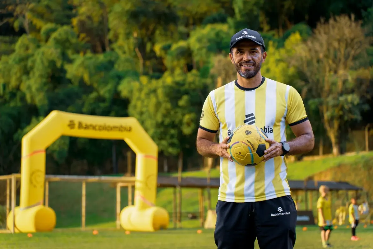 Fabián Vargas: “No jugaba solo por dinero, quería ganarlo absolutamente todo” En diálogo con Q'HUBO, el futbolista Fabián Vargas —quien creció en el barrio Policarpa y se convirtió en el bogotano más exitoso en su disciplina— habló sobre su destacada carrera. La entrevista incluyó temas como su paso por Boca Juniors, sus experiencias con la Selección Colombia y anécdotas en la élite del fútbol.