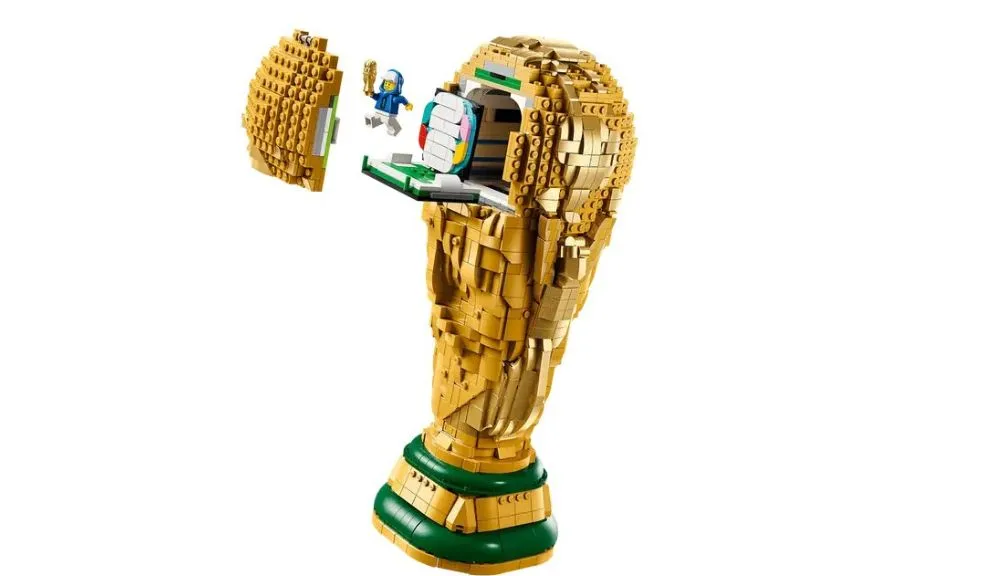 Fifa y Lego lanzaron una réplica armable del trofeo del Mundial 2 Fifa y Lego lanzaron una réplica armable del trofeo del Mundial La FIFA anunció una innovadora alianza con la compañía Lego para lanzar una réplica del trofeo de la Copa Mundial de Fútbol. Esta iniciativa permitirá a los aficionados construir una versión del galardón a tamaño real utilizando las famosas fichas armables.