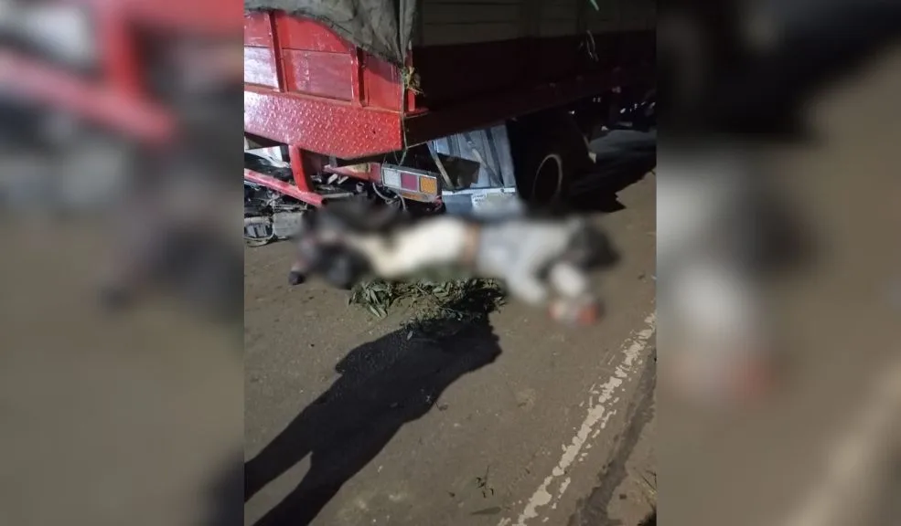 Fatal accidente en Ciudad Bolívar: motociclista pierde la vida al chocar con un camión 1 Fatal accidente en Ciudad Bolívar: motociclista pierde la vida al chocar con un camión Hace unos instantes se registró un impactante accidente en el que un motociclista perdió la vida en Ciudad Bolívar tras chocar contra un camión. Unidades de criminalística se desplazan al lugar.