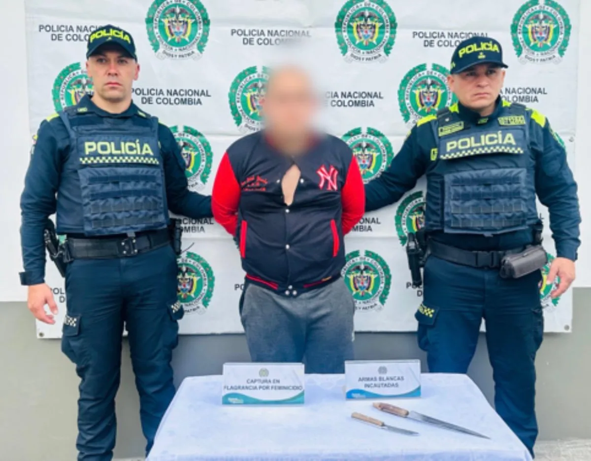Feminicidio en Soacha: Paola fue asesinada por su pareja dentro del apartamento 1 Feminicidio en Soacha: Paola fue asesinada por su pareja dentro del apartamento El municipio de Soacha fue escenario de un nuevo hecho de violencia donde la víctima, quien fue identificada como Angie Paola Quintero Benavides de 20 años, fue hallada sin vida en el apartamento donde convivía con su pareja.