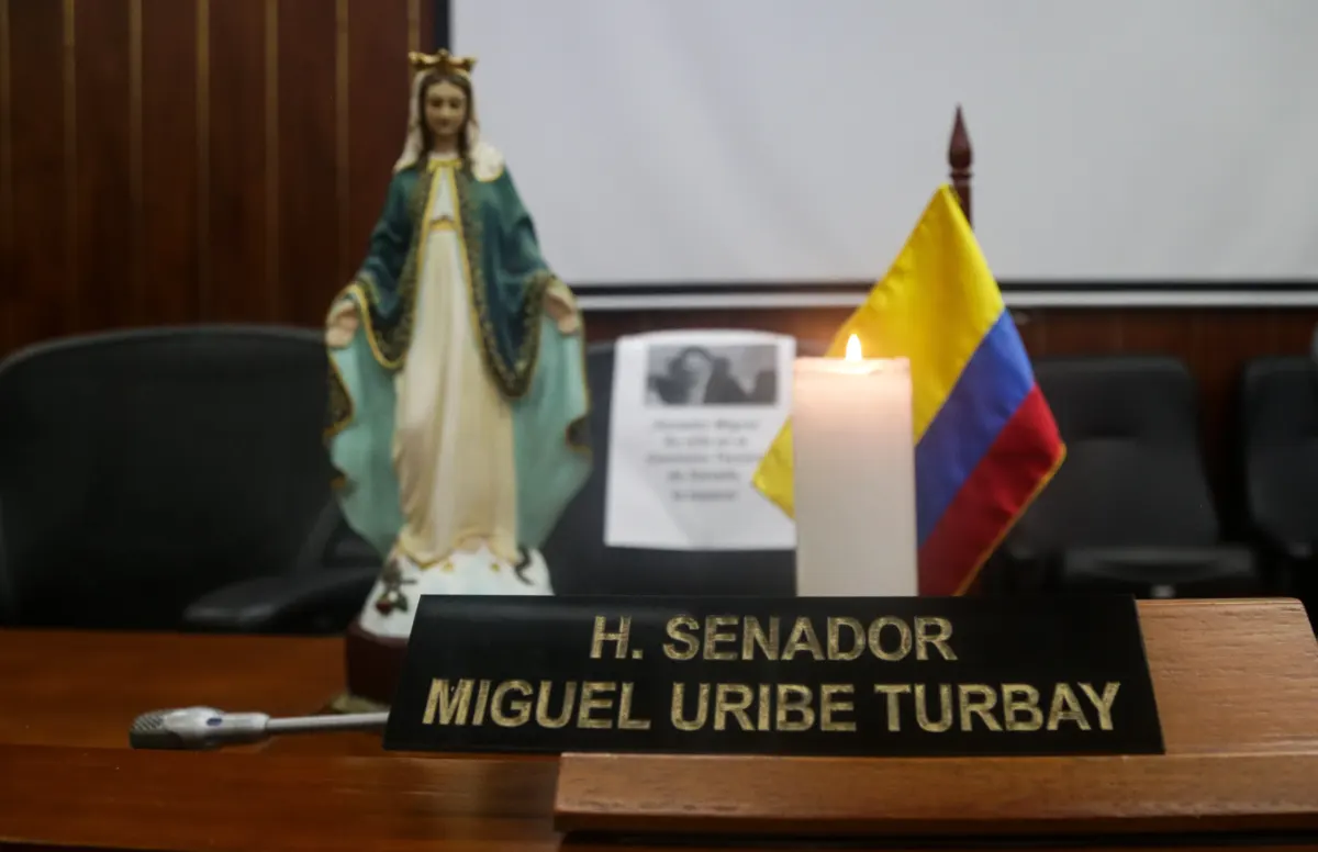Fiscalía acusa a hombre que debía recoger a sicario de Miguel Uribe 1 Fiscalía acusa a hombre que debía recoger a sicario de Miguel Uribe La Fiscalía acusó formalmente ante un juez de Bogotá a C. González Ardila, uno de los presuntos involucrados en el magnicidio del senador y precandidato presidencial Miguel Uribe Turbay.