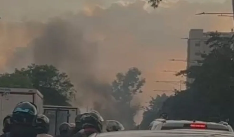 Fontibón: incendio de un carro en la Av. Boyacá paraliza el tráfico y cubre la vía de humo A esta hora se presenta un incendio de un carro sobre la Av. Boyacá, en la localidad de Fontibón, generando afectaciones en la movilidad y en el medio ambiente.