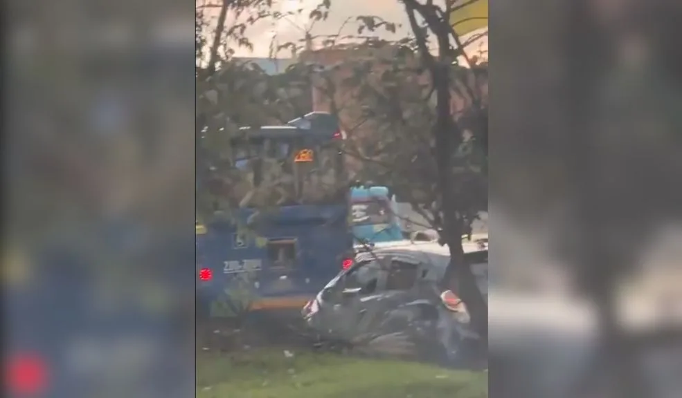 Fontibón: incendio de un carro en la Av. Boyacá paraliza el tráfico y cubre la vía de humo 1 Fontibón: incendio de un carro en la Av. Boyacá paraliza el tráfico y cubre la vía de humo A esta hora se presenta un incendio de un carro sobre la Av. Boyacá, en la localidad de Fontibón, generando afectaciones en la movilidad y en el medio ambiente.