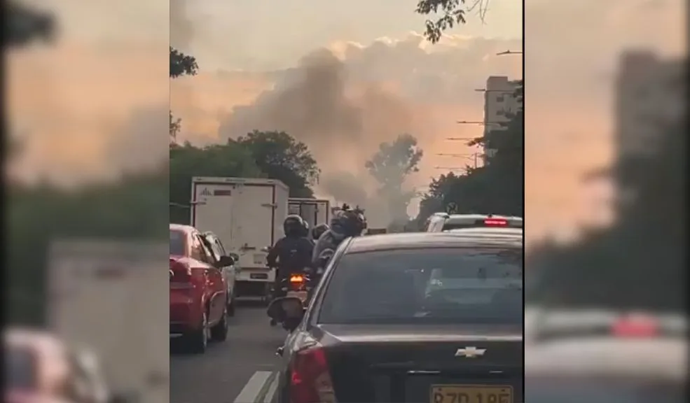 Fontibón: incendio de un carro en la Av. Boyacá paraliza el tráfico y cubre la vía de humo 2 Fontibón: incendio de un carro en la Av. Boyacá paraliza el tráfico y cubre la vía de humo A esta hora se presenta un incendio de un carro sobre la Av. Boyacá, en la localidad de Fontibón, generando afectaciones en la movilidad y en el medio ambiente.