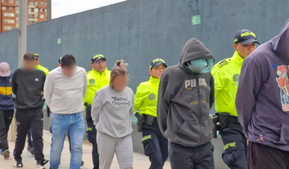 Golpe a ‘Los Fronterizos’: 18 capturados por homicidio y venta de drogas 1 Golpe a ‘Los Fronterizos’: 18 capturados por homicidio y venta de drogas Tras 10 meses de investigación, las autoridades informaron en las últimas horas que se capturaron a 18 integrantes del grupo ‘Los Fronterizos’, quienes cometieron al menos 11 homicidios con el propósito de ejercer control territorial por la venta de drogas en Bogotá y Soacha.