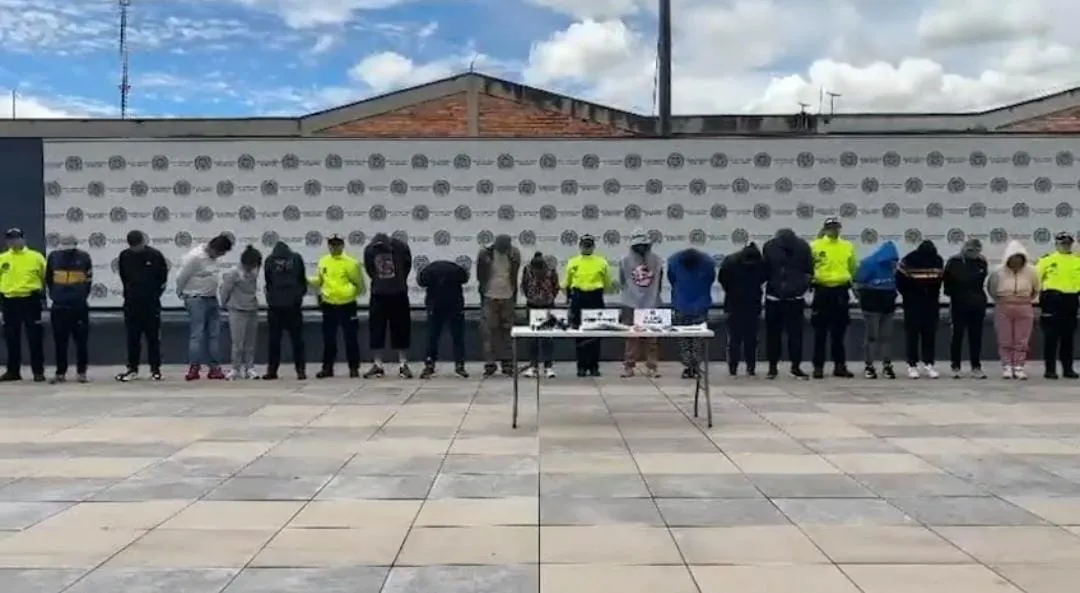 Golpe a ‘Los Fronterizos’: 18 capturados por homicidio y venta de drogas 2 Golpe a ‘Los Fronterizos’: 18 capturados por homicidio y venta de drogas Tras 10 meses de investigación, las autoridades informaron en las últimas horas que se capturaron a 18 integrantes del grupo ‘Los Fronterizos’, quienes cometieron al menos 11 homicidios con el propósito de ejercer control territorial por la venta de drogas en Bogotá y Soacha.