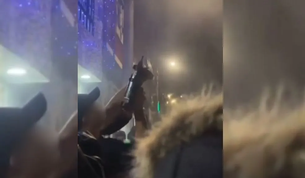 Graban a sujeto haciendo tiros al aire con una 'Mini Uzi' en la Noche de Velitas Se viralizó en redes sociales un video, presuntamente grabado en Bogotá, que muestra a un individuo realizando disparos al aire con lo que parece ser una 'Mini Uzi', en Noche de Velitas.